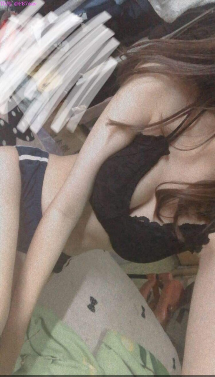 Đến nhà người tình cũ để chịch, cởi đồ lót ra và bắt đầu, ngón tay vàng dữ dội, và con đĩ bị chịch